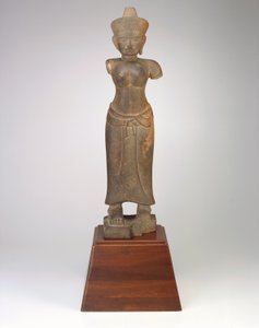 Figura in piedi di una divinità femminile, periodo Angkoriano, IX-X secolo